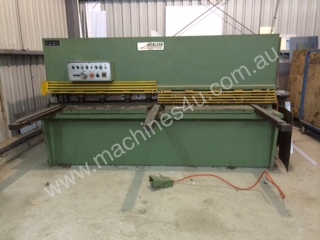 JUST TRADED - HERLESS 2500mm x 6.5mm Guillotine