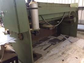 JUST TRADED - HERLESS 2500mm x 6.5mm Guillotine - picture2' - Click to enlarge