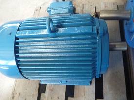 MEZ 4HP 3 PHASE ELECTRIC MOTOR/ 960RPM - picture0' - Click to enlarge