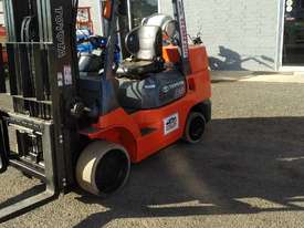 Toyota Compact 3.5 ton with 3 stage mast   - picture2' - Click to enlarge