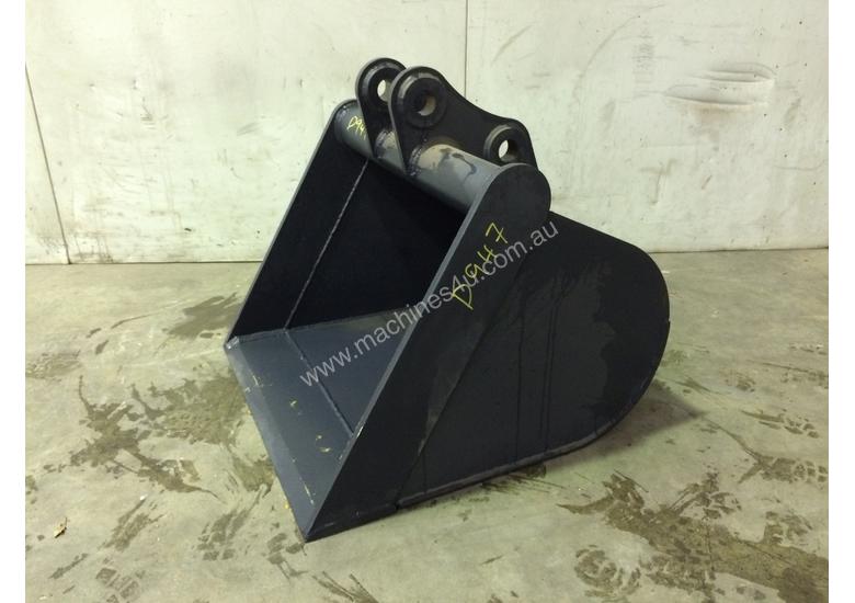 caption UNUSED 700MM GUMMY BUCKET TO SUIT 3-4T EXCAVATOR D947