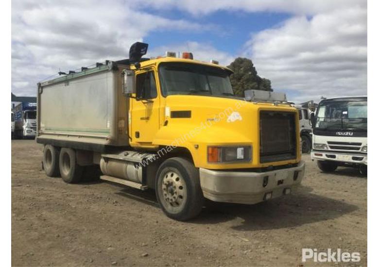 caption 2004 Mack Fleet-Liner