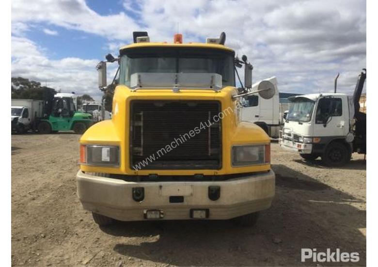 caption 2004 Mack Fleet-Liner
