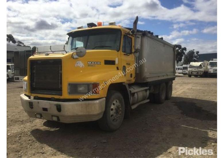 caption 2004 Mack Fleet-Liner