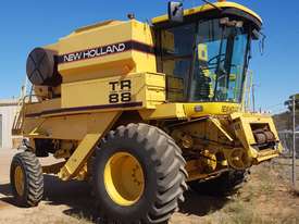 1998 New Holland TR88 Combine Harvester/Header - picture0' - Click to enlarge