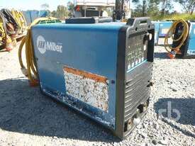 MILLER ELECTRIC MAXSTAR 200DX Welder - picture0' - Click to enlarge