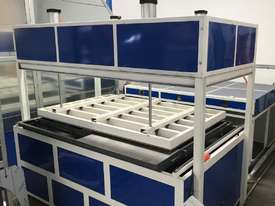 vacuum forming machine - picture0' - Click to enlarge