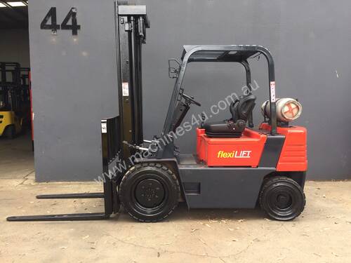 Daewoo G25S-2 2 .5 Ton Clear View Mast Counterbalance Forklift 
