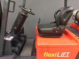 Daewoo G25S-2 2 .5 Ton Clear View Mast Counterbalance Forklift  - picture2' - Click to enlarge