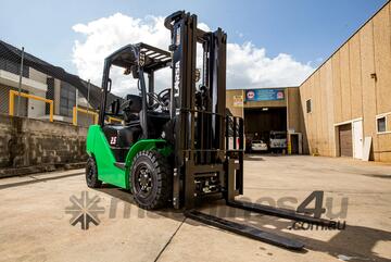 ON SALE! Larsa 2.5T Forklift with Container Mast *NISSAN POWERED*