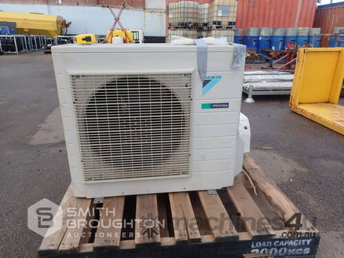 DAIKIN INVERTER AIR CONDITIONER & REMOTE