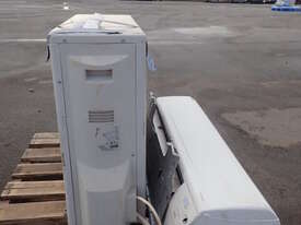 DAIKIN INVERTER AIR CONDITIONER & REMOTE - picture2' - Click to enlarge