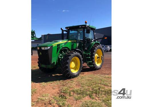 John Deere 8260R  FWA/4WD Tractor