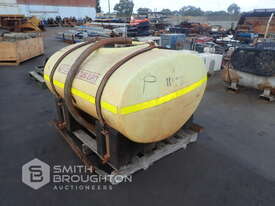 TEAM POLY 800 LITRE WATER TANK ON MOUNTS - picture0' - Click to enlarge