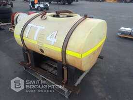 TEAM POLY 800 LITRE WATER TANK ON MOUNTS - picture1' - Click to enlarge