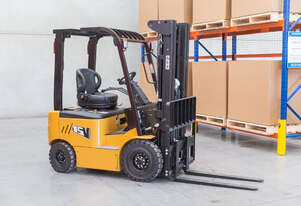 4-Wheel Counterbalance Forklift: Lithium Ion battery, Triple Stage Container Mast 4-Wheel Counterbalance Forklift: Lithium Ion battery, Triple Stage Container Mast