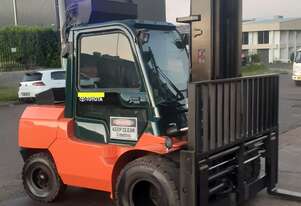 ACTIVE FORKLIFTS - Toyota 5 Ton Diesel forklift 4m mast solid dual front wheels side shift fork posi
