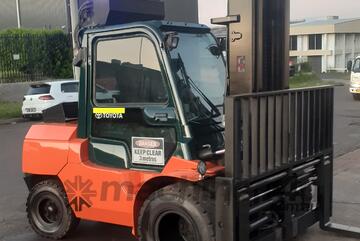 ACTIVE FORKLIFTS - Toyota 5 Ton Diesel forklift 4m mast solid dual front wheels side shift fork posi