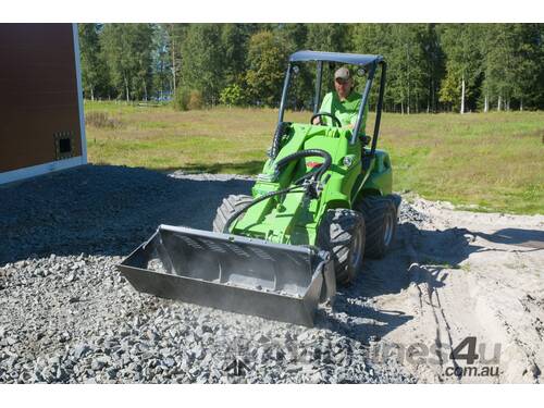 AVANT 528 Articulated Loader with 4 in 1 BUCKET 