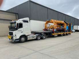 Ex Fleet Vehicle | Prime Mover with Low bed Tri Axle Drop Deck Widening to 3.5m Trailer - picture2' - Click to enlarge