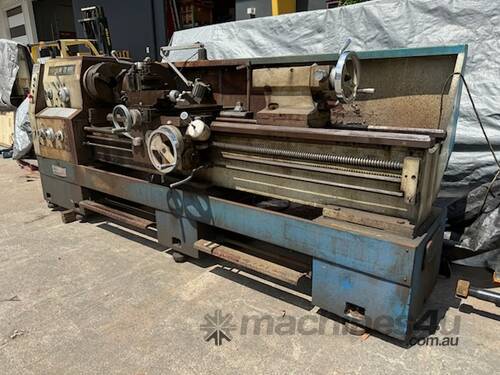 Yunnan Centre Lathe – Precision Turning & Tapering Machine!