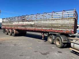 1988 McGrath 45' Tri-Axle Stock Trailer - picture2' - Click to enlarge