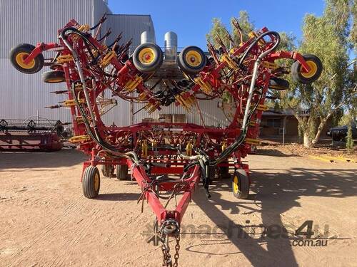 2012 Bourgault 8910 60' Bar - Press Wheels Included!