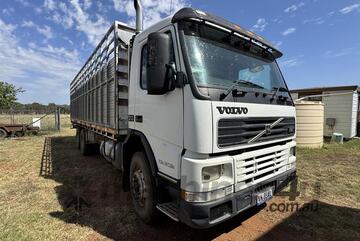 Volvo 2000   FM7 CATTLE TRUCK