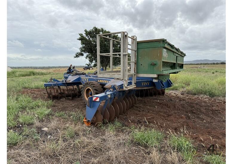 caption 2019 GRIZZLY TINY TY036-290 OFFSET DISC PLOUGH