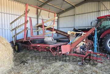 New Holland   bale wagon
