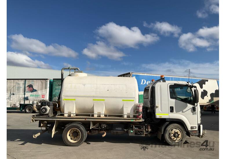 caption 2015 Isuzu FSR850 Water Cart