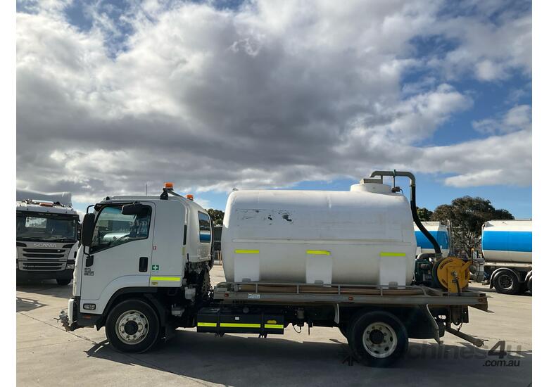 caption 2015 Isuzu FSR850 Water Cart