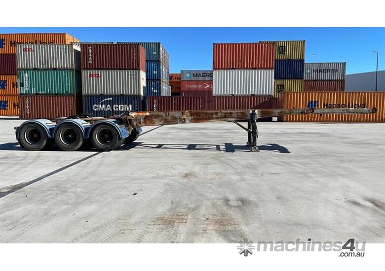 caption Krueger 20 FT Tri-axle