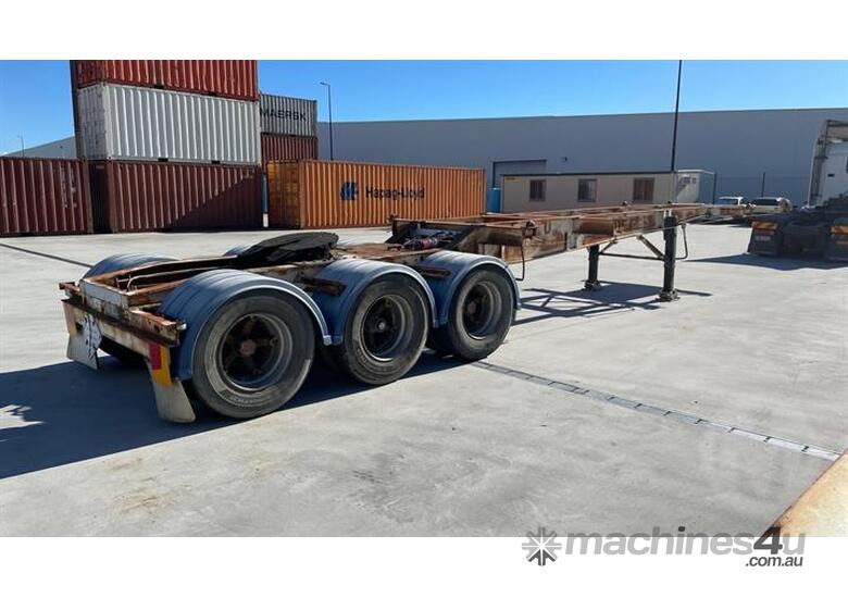 caption Krueger 20 FT Tri-axle
