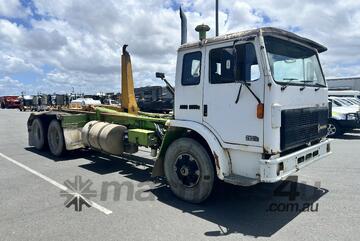 1994 Iveco Acco International 6x4 Hook Bin