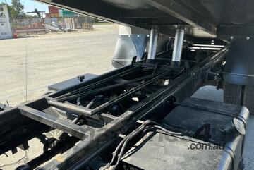 2009 Nissan UD MKB37A Tipper