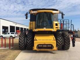 New Holland CR9080 Header(Combine) Harvester/Header - picture2' - Click to enlarge