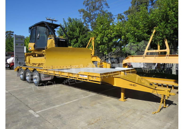 caption Tri Axle Tag Trailer Cat D5K XL dozer combo ATTTAG