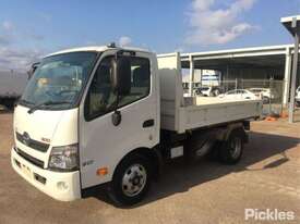 2015 Hino 300 617 - picture2' - Click to enlarge