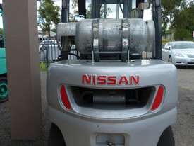 NISSAN 3 TON DUAL WHEEL FORKLIFT - picture2' - Click to enlarge