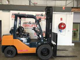 ** PRICE REDUCED $AVE $$ **TOYOTA 32-8FG30 11044 DUAL FUEL LPG/PETROL FORKLIFT 3 TON CAPACITY  - picture0' - Click to enlarge