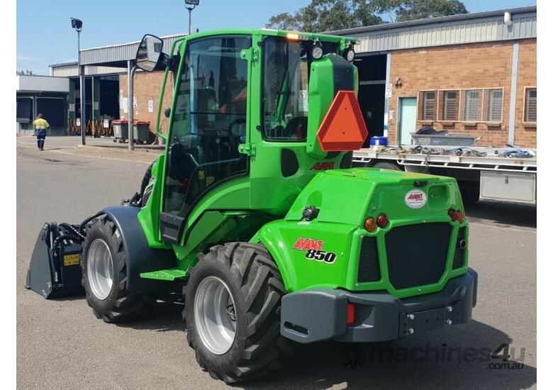 Avant 850 Compact Loader with Enclosed GT Cab