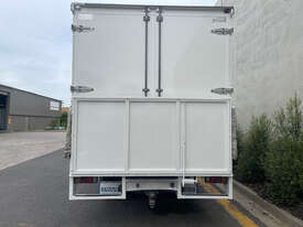 Hino Dutro Pantech Truck - picture2' - Click to enlarge