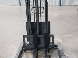 Pallet Lifter - picture0' - Click to enlarge