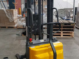 Pallet Lifter - picture0' - Click to enlarge