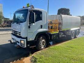 Truck Water truck Isuzu FV2 2017 72208km SN1287 1GMP899 - picture0' - Click to enlarge