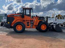 Doosan Wheel Loader SD300  - picture2' - Click to enlarge