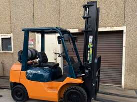 Toyota 2.5 Ton Forklift  - picture1' - Click to enlarge