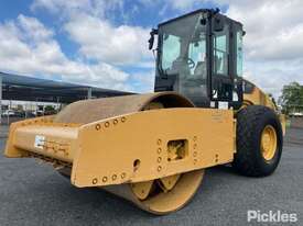 2009 Caterpillar CS76 Vibratory Articulated Roller - picture1' - Click to enlarge