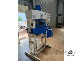60 Tonne Hydraulic press - picture0' - Click to enlarge